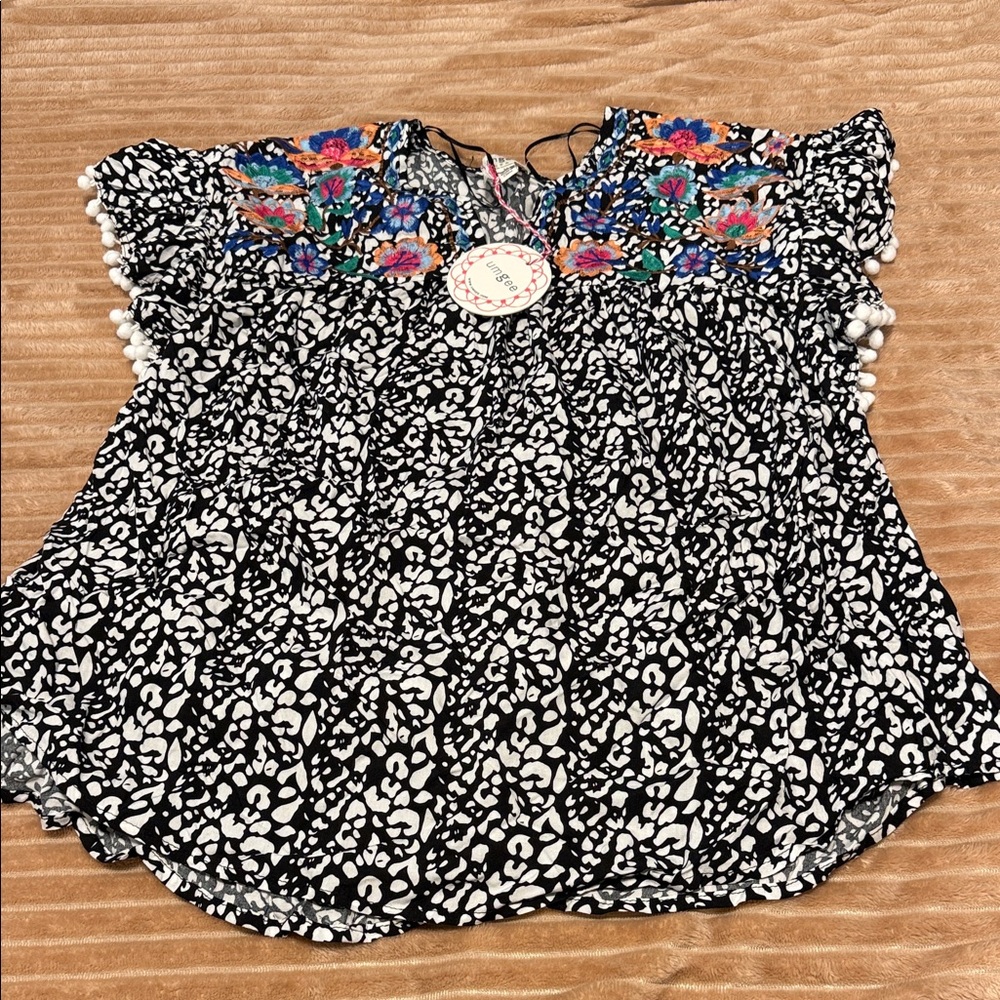 Umgee animal print floral Embroidered Black and White Women's Top nwt